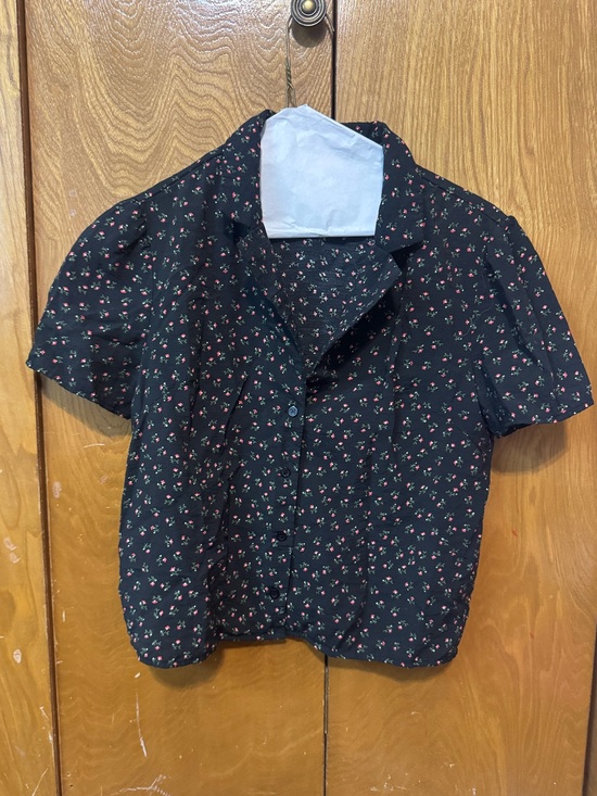 re:named Tops - re:named Black Short-Sleeve Floral Button-Down Shirt